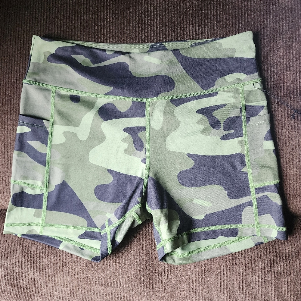 Green camo Light n tight pocket hustle shorts 4"